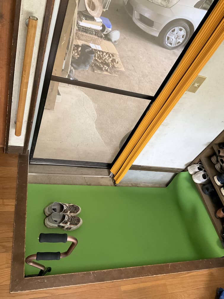 勝手口にクッションを