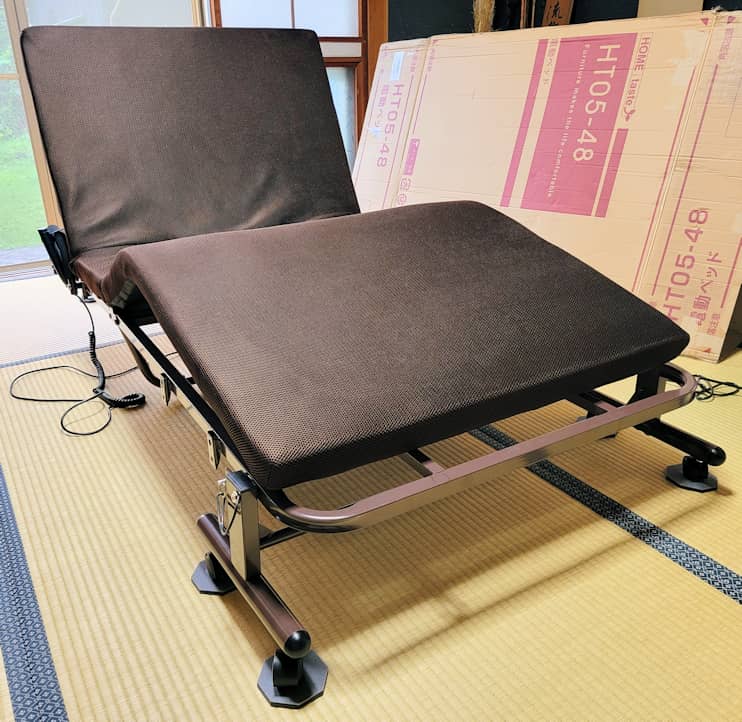 リクライニングした電動ベッド